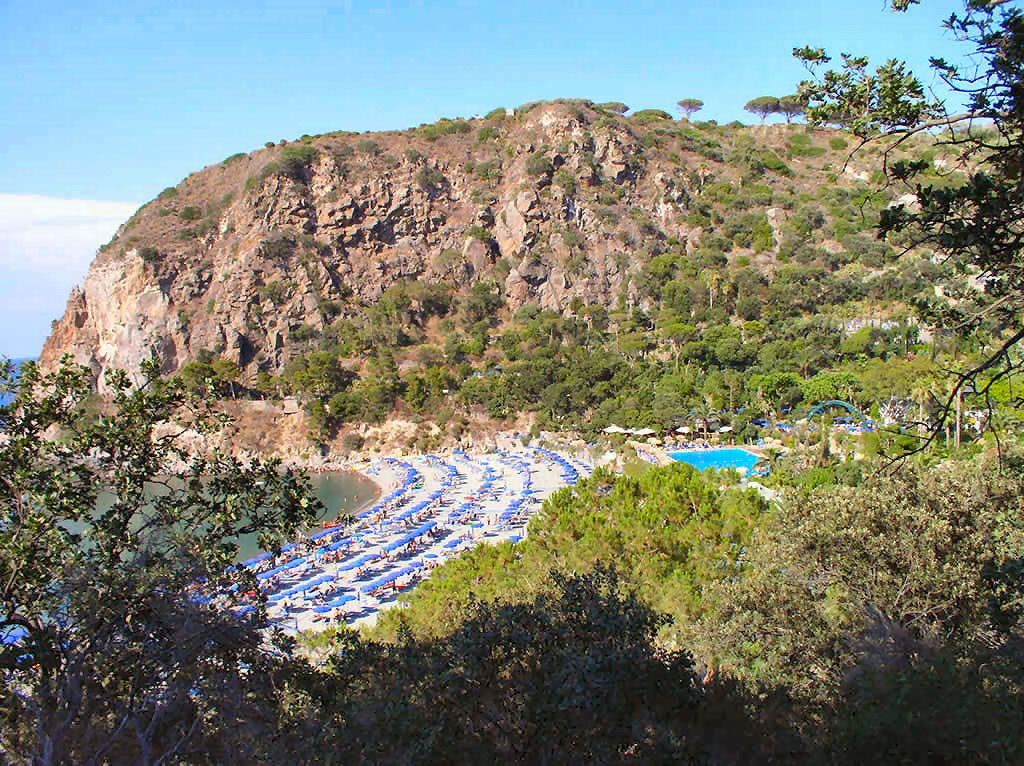 San Montano a Ischia è: Baia di sabbia e terme, con a ridosso il Parco idrotermale Negombo.